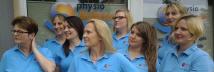 Das "physio balance" - Team vor der Praxis. Krankengymnastik Hannover-Misburg.